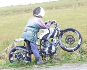 Motorradwerkstatt auf Orkney